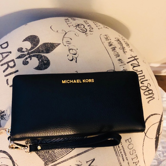 FLASH SALE!!Authentic Michael Kors wristlet/large - Picture 3 of 3